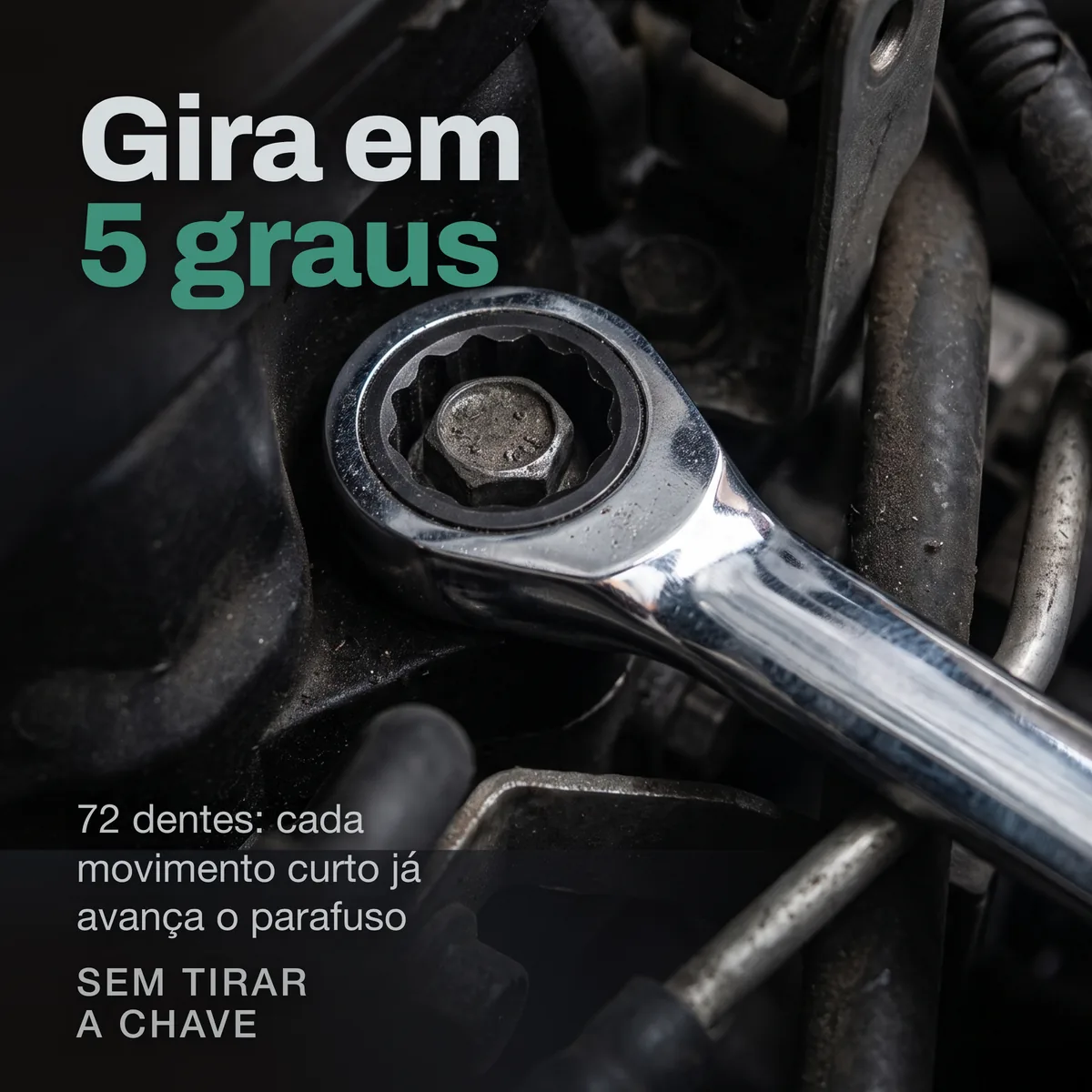 Close do anel com catraca da chave encaixado em um parafuso no fundo do cofre do motor, em espaço apertado.