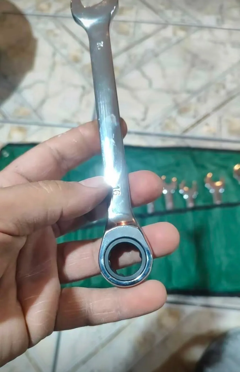 Cabo polido e cromado, firme na mão na hora de fazer força